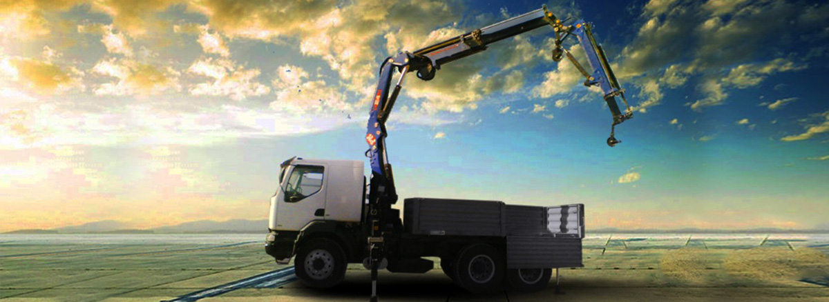 Camion plateau équipé de grue Il s’agit d’un camion plateau porte-grue de marque PM dimensionnée selon l’utilisation du client. La grue permet une autonomie de chargement